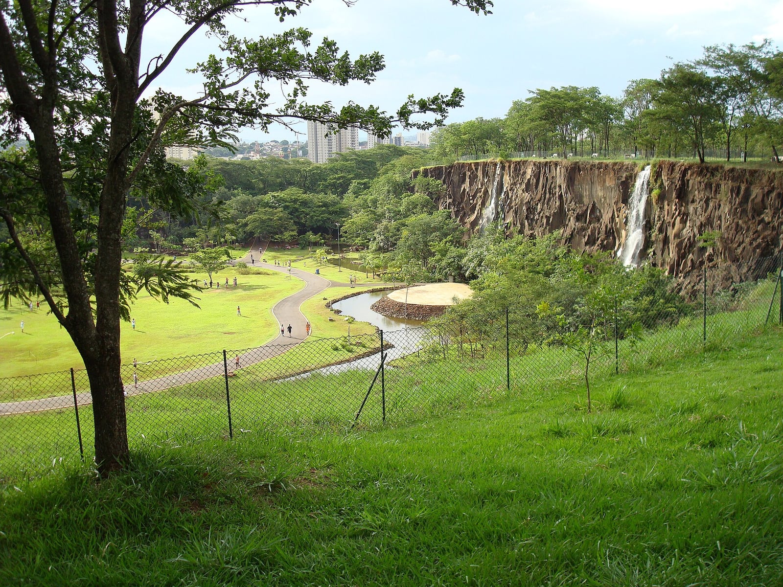 Gramado e cachoeira do Parque Prefeito Luiz Roberto Jábali, o Curupira