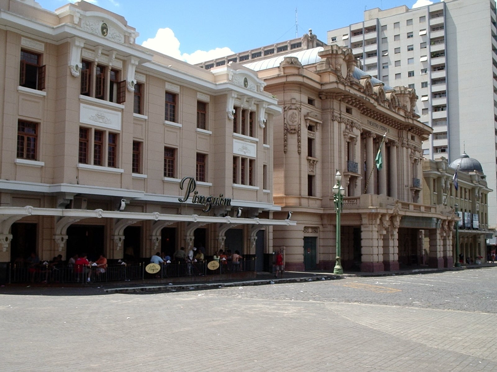 Quarteirão Paulista, com a Choperia Pinguim e o casario histórico