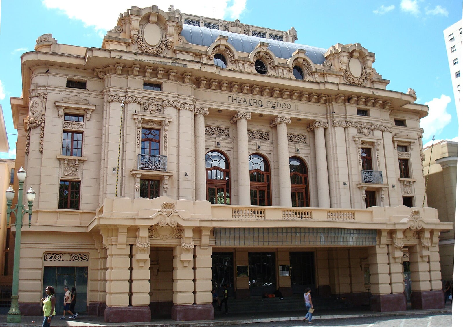 Fachada neoclássica do Theatro Pedro II, no Quarteirão Paulista